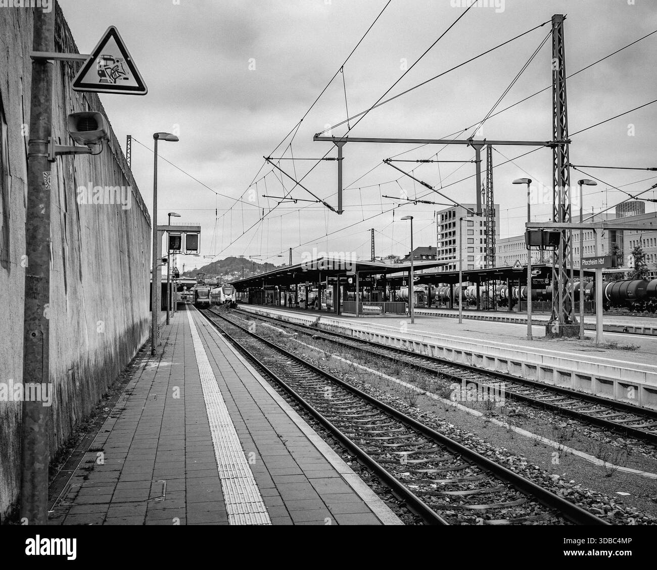 Leere Bahnsteige Gleise Freidrähte, Moody Overcast Sky, Der Fernsignal Umrahmt Und Stahlleitlinien, Führende Linien, Die In Richtung Horizont Konvergieren, Con Stockfoto