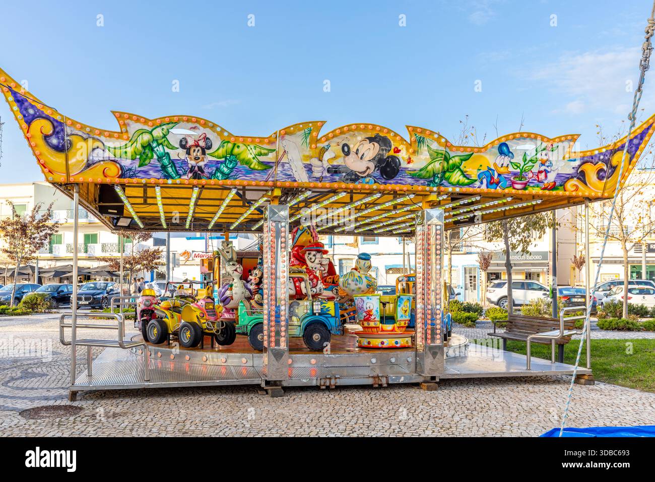 Farbenfrohe Kinderkarussellfahrt mit beliebten Zeichentrickfiguren auf einer Freiluftmesse in Olhão, Algarve, Portugal. - 15. Dezember, Stockfoto