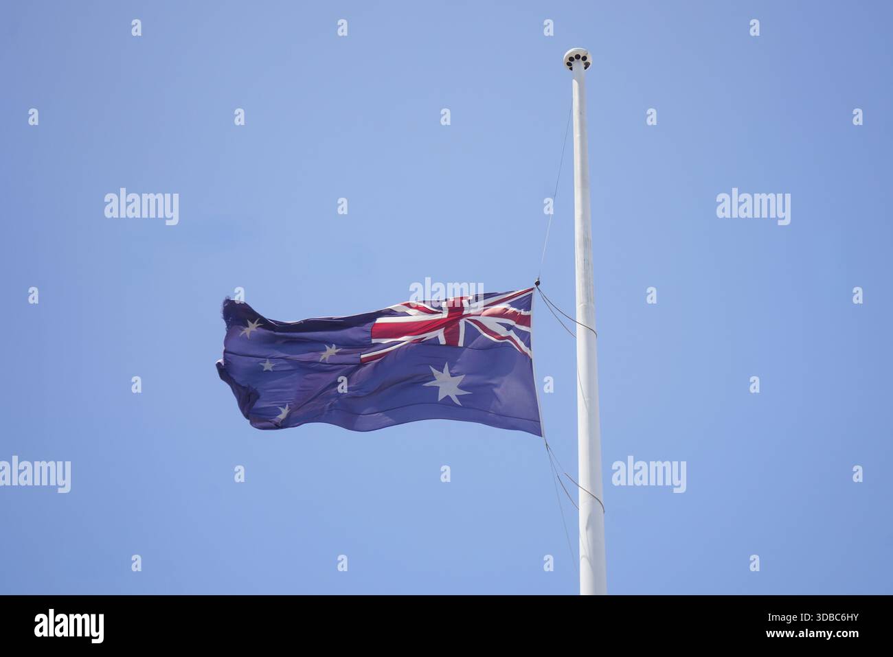 15. Dezember 2025 australische Nationalflagge am Halbmast zu Ehren der Opfer der Attentate am Sydney Bondi Beach Amer Ghazzal/Alamy Live News Stockfoto