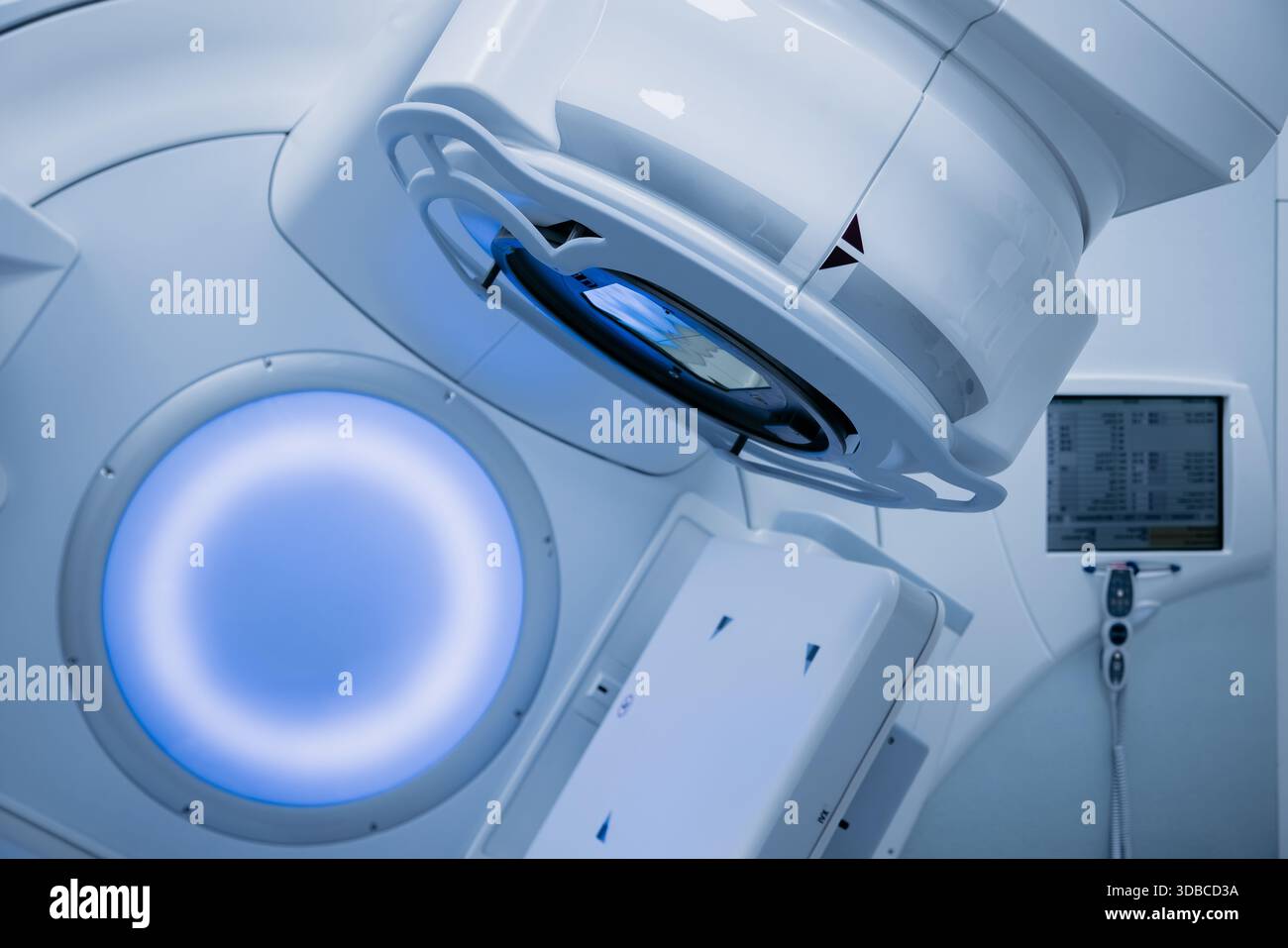 Fortschrittlicher Linearbeschleuniger für die onkologische Behandlung, mit modernem Design und Technologie, in einer klinischen Umgebung mit Umgebungsbeleuchtung und n Stockfoto