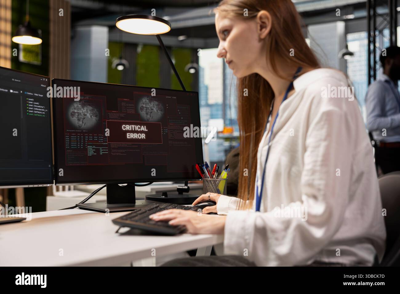 Probleme beim Prüfen von Fehlerprotokollen bei der Arbeit, um kritische Fehler zu beheben. Angespannte junge, unerfahrene Mitarbeiter, die Code im Büro debuggen und nach Lösungen suchen, um Fehler zu beheben Stockfoto