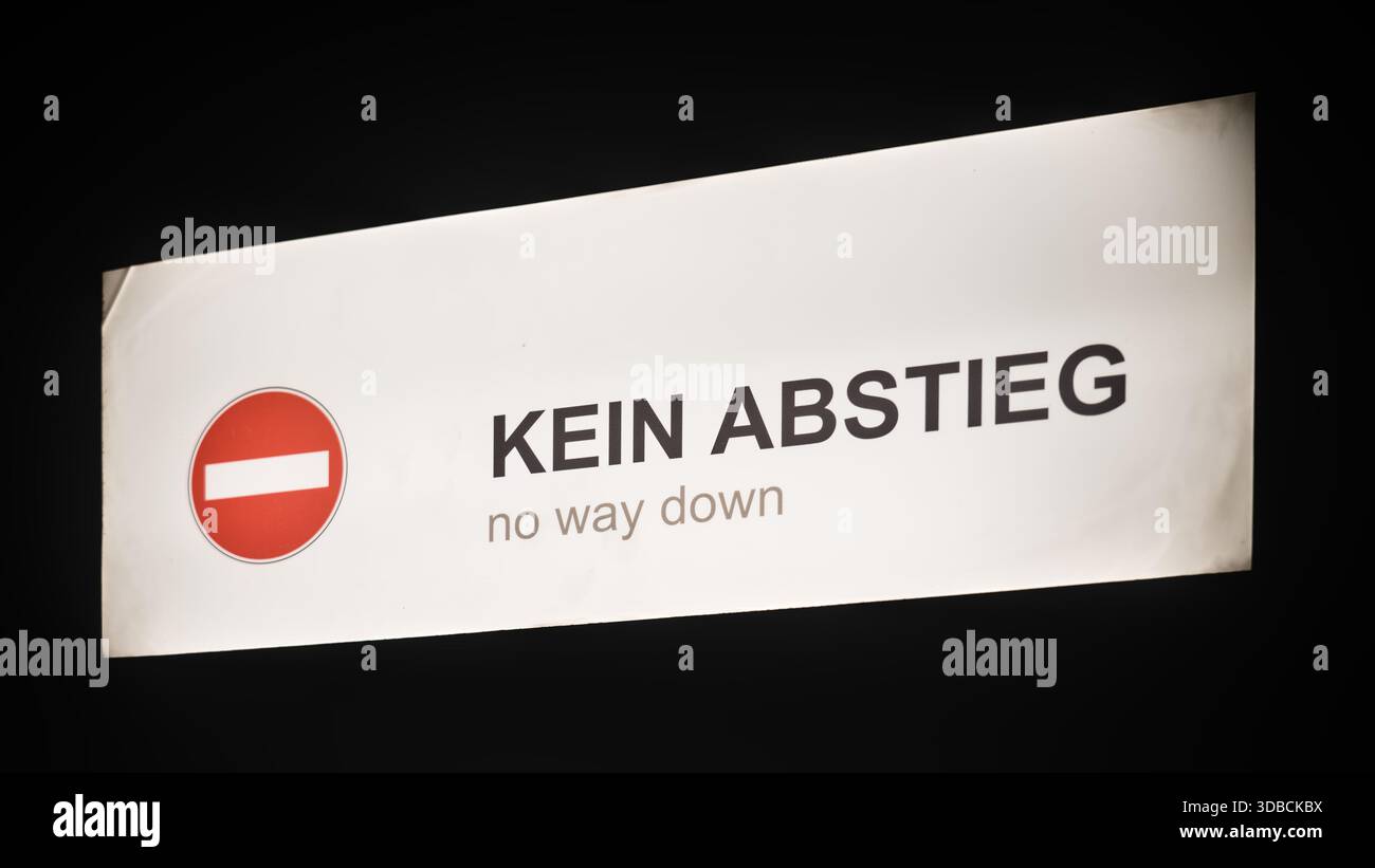 Ein Schild mit einem Stoppsymbol und dem Text „kein Abstieg, kein Weg nach unten“, das eine blockierte oder verbotene Abwärtsfahrt anzeigt Stockfoto