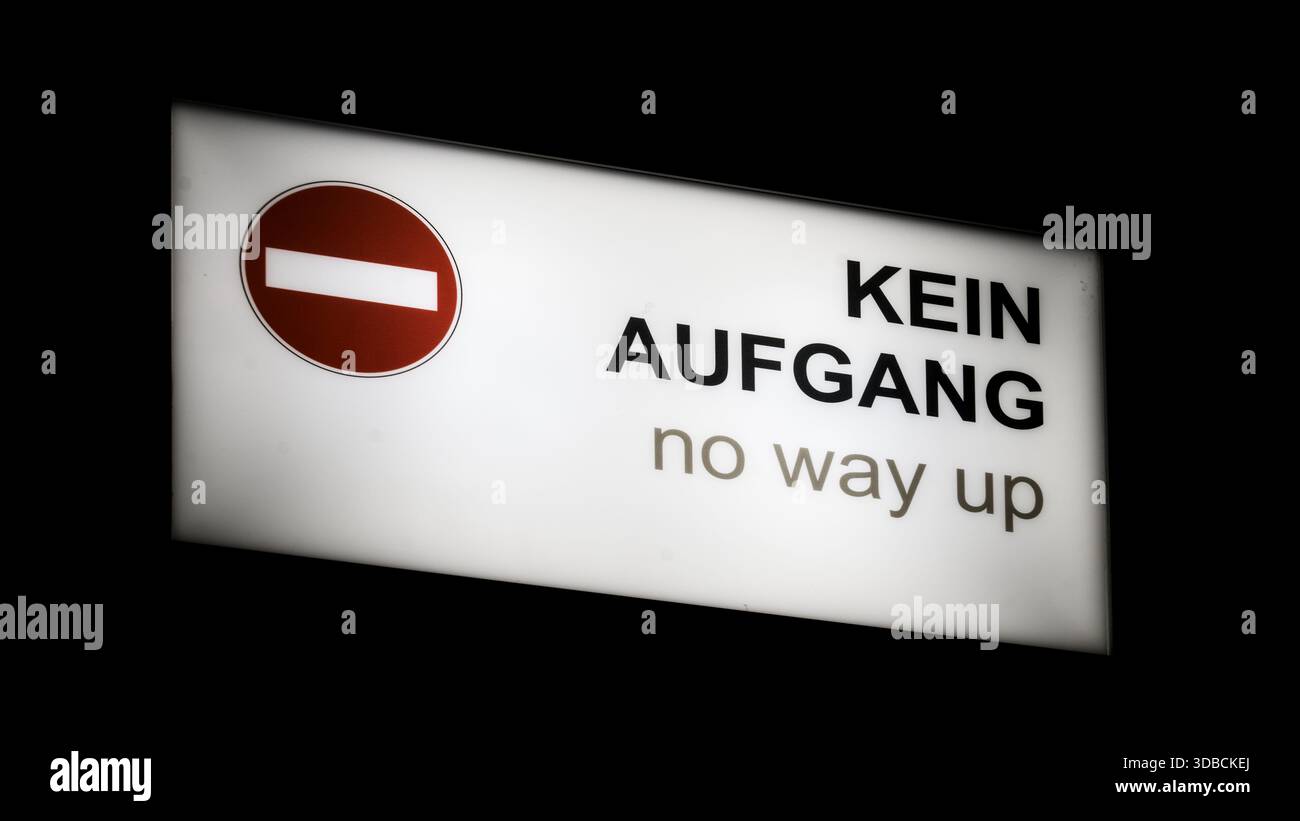 Ein Schild mit einem Stoppsymbol und dem Text „kein Aufgang, kein Weg nach oben“, das eine blockierte oder verbotene Aufwärtsfahrt anzeigt. Stockfoto