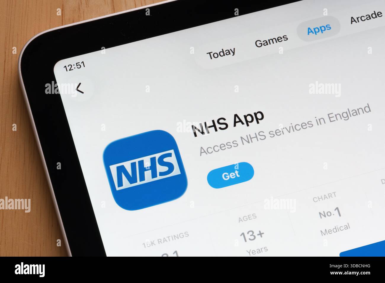 Die digitale Gesundheitsanwendung NHS App wird auf einem iPad-Bildschirm im App Store angezeigt. Stafford, Vereinigtes Königreich, 15. Dezember 2025 Stockfoto