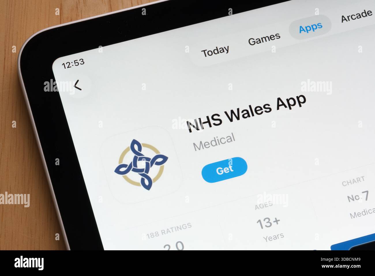 NHS Wales App digitale Gesundheitsanwendung wird auf einem iPad-Bildschirm im App Store angezeigt. Stafford, Vereinigtes Königreich, 15. Dezember 2025 Stockfoto