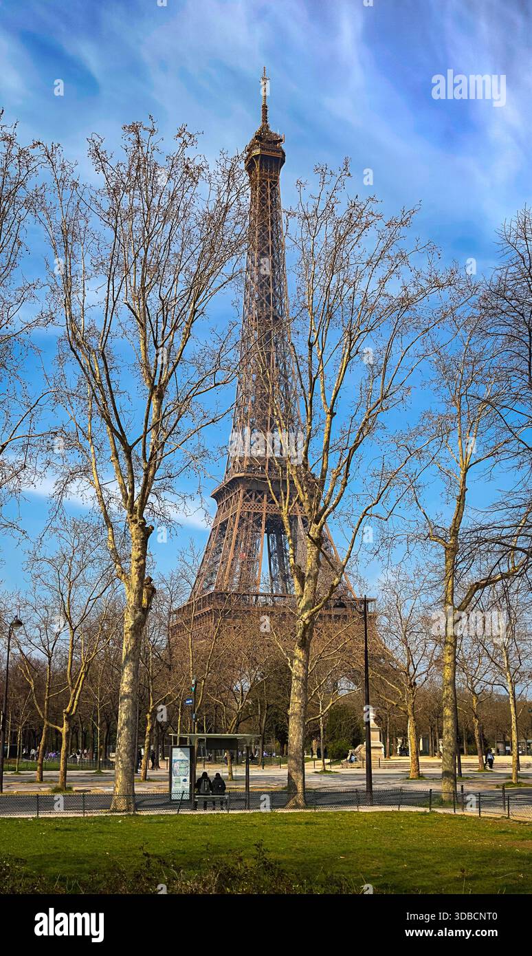 Paris, Frankreich, 25. März 2025, Blick auf eine urbane Szene am Eiffelturm Stockfoto