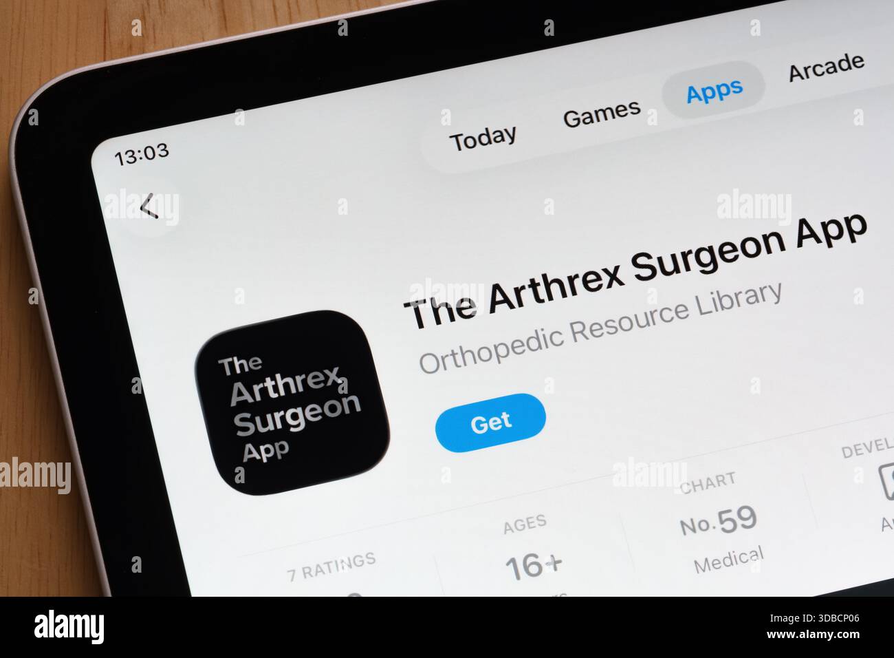Die digitale Gesundheitsanwendung Arthrex Surgeon App wird auf einem iPad-Bildschirm im App Store angezeigt. Stafford, Vereinigtes Königreich, 15. Dezember 2025 Stockfoto