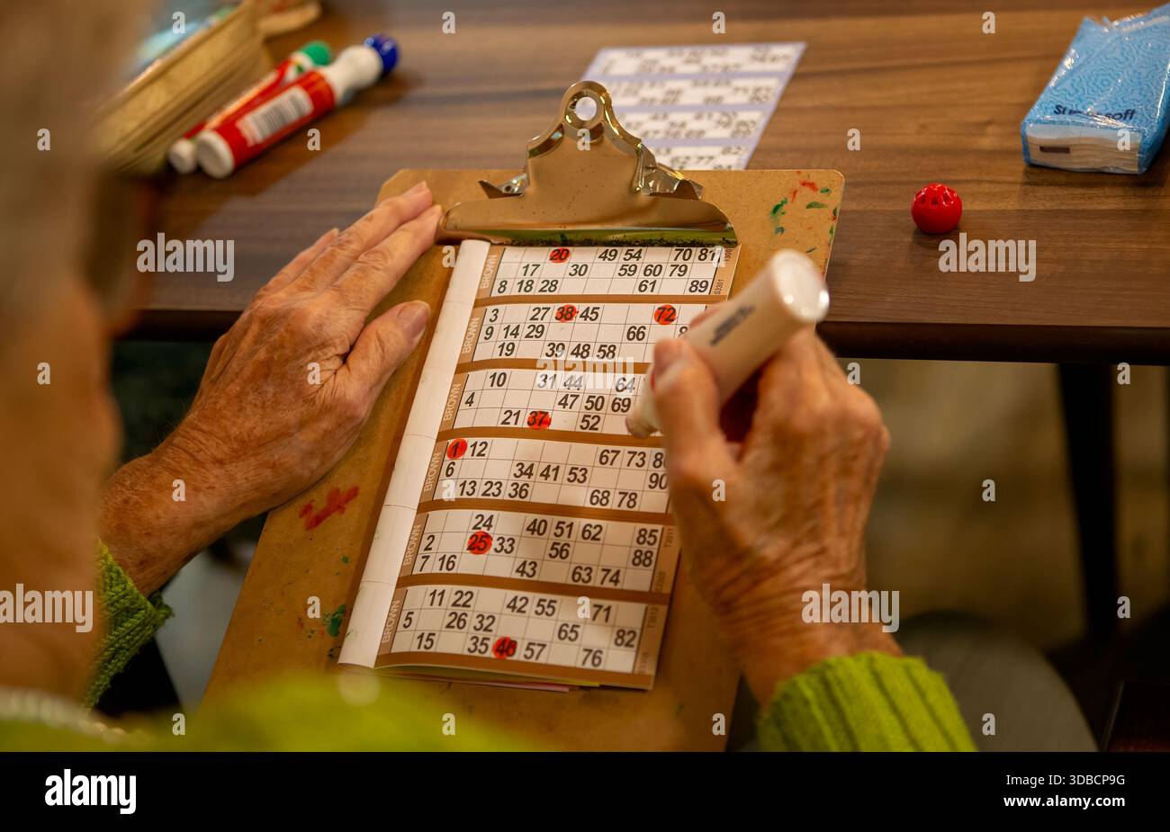 Ältere Person spielt Bingo mit einem Dabber Stockfoto