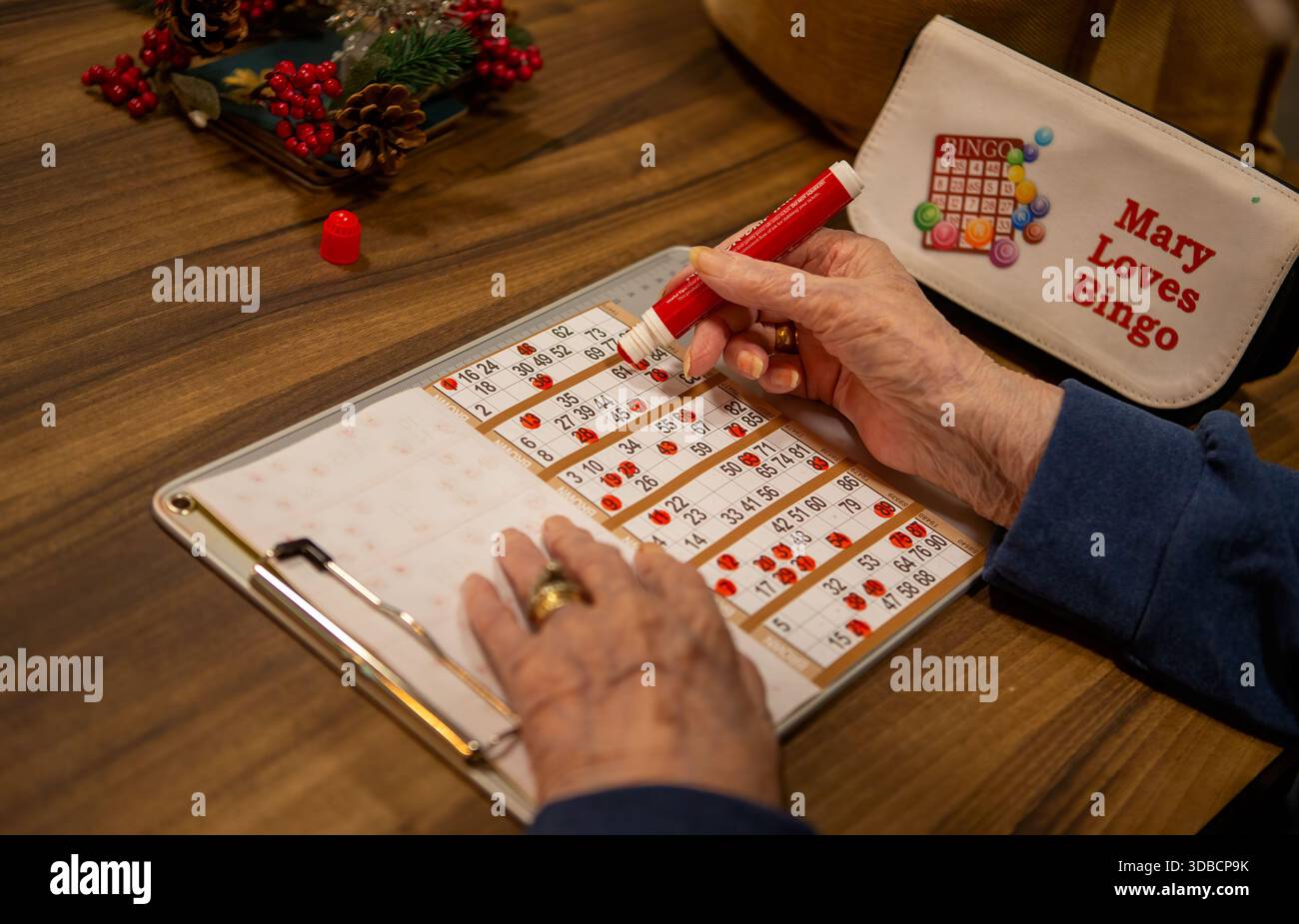 Ältere Person spielt Bingo mit einem Dabber Stockfoto