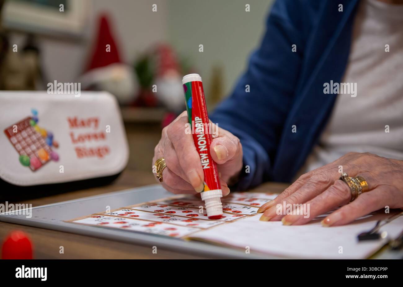 Ältere Person spielt Bingo mit einem Dabber Stockfoto