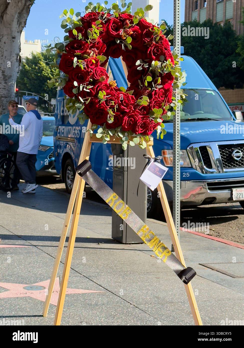 Los Angeles, USA. Dezember 2025. Eine florale Hommage der Handelskammer von Hollywood liegt am 15. Dezember 2025 auf Rob reiner’ Star auf dem Hollywood Walk of Fame in Los Angeles und würdigt den verstorbenen Filmemacher und Schauspieler nach seinem Tod im Alter von 78 Jahren. Reiner, bekannt für seine Arbeit als Regisseur von Klassikern wie When Harry Met Sally…, das ist Spinal Tap und die Prinzessin Bride, und als „Meathead“ auf All in the Family, starb zusammen mit seiner Frau Michele in einem offensichtlichen Mord, was zu Tribut und Gedenkstätten in ganz Hollywood führte. Quelle: Sharon Graphics/Alamy Live News Stockfoto