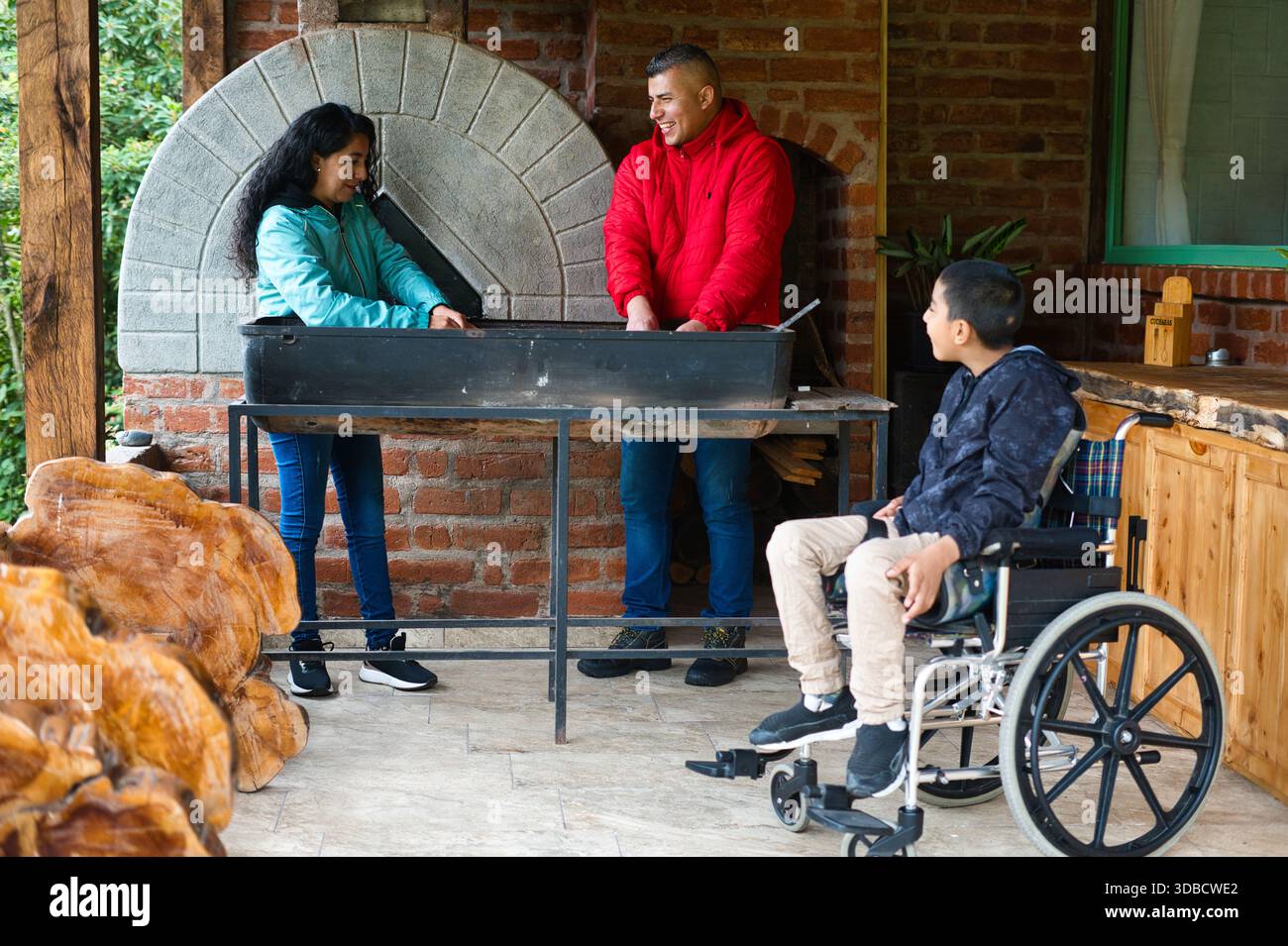 Junge Erwachsene, die in einer rustikalen, einladenden Umgebung inklusiv touristische Aktivitäten durchführen und dabei die Zugänglichkeit, Vielfalt und die Freude des gemeinsamen Lebens hervorheben Stockfoto
