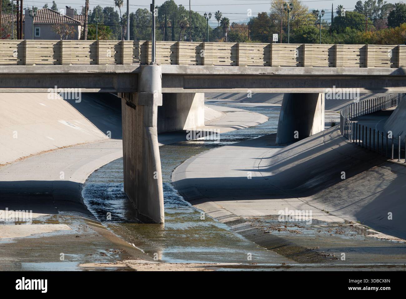 Die Flussbiegung Los Angeles im westlichen San Fernando Valley von Los Angeles, Kalifornien. Stockfoto