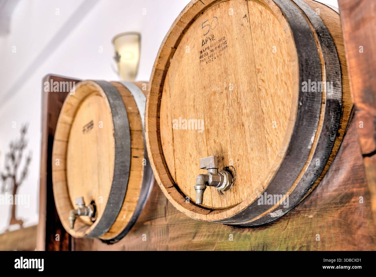 Traditionelle Holzfässer für die Lagerung von Wein oder Olivenöl in der Nähe von Olympia, Peloponnes, Griechenland. Stockfoto