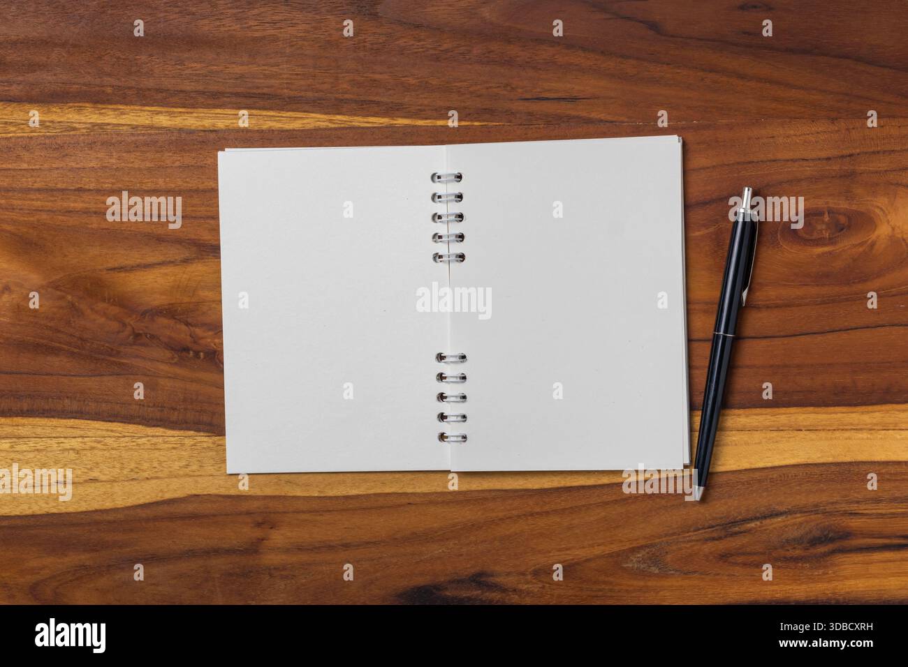 Leeres Notizbuch und Stift auf Holztisch. Stockfoto