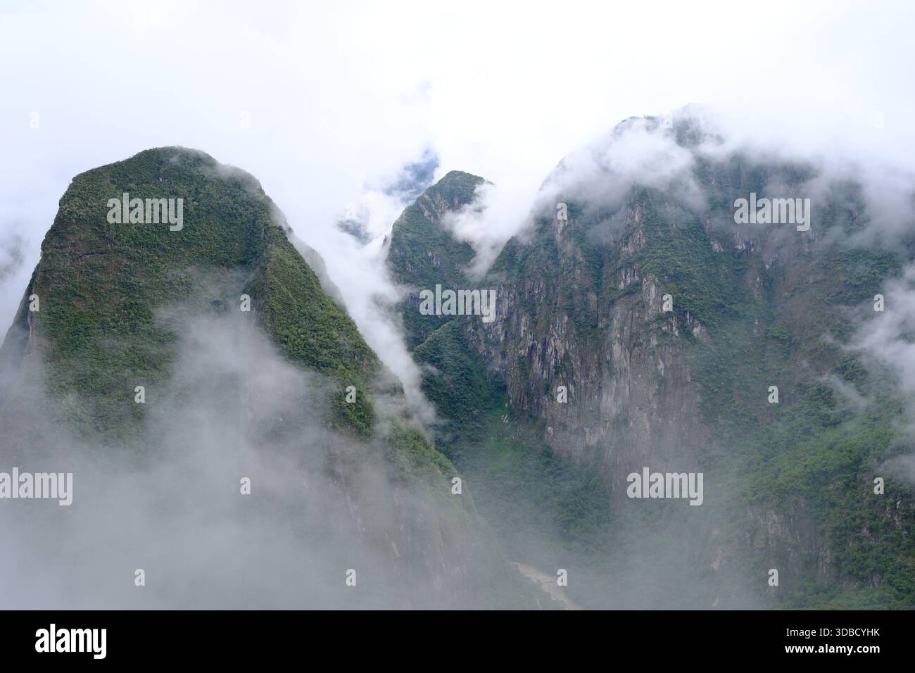 Wolken treiben durch steile grüne Berge in den Anden in der Nähe von Machu Picchu, Peru Stockfoto