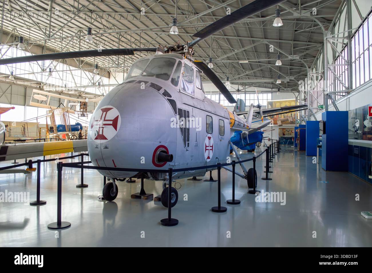 Sintra, Portugal - 26. September 2025. Helicóptero de rescate Sikorsky UH-19A Chicasaw de la Fuerza Aérea Portuguesa expuesto en el Museo do AR de Sin Stockfoto