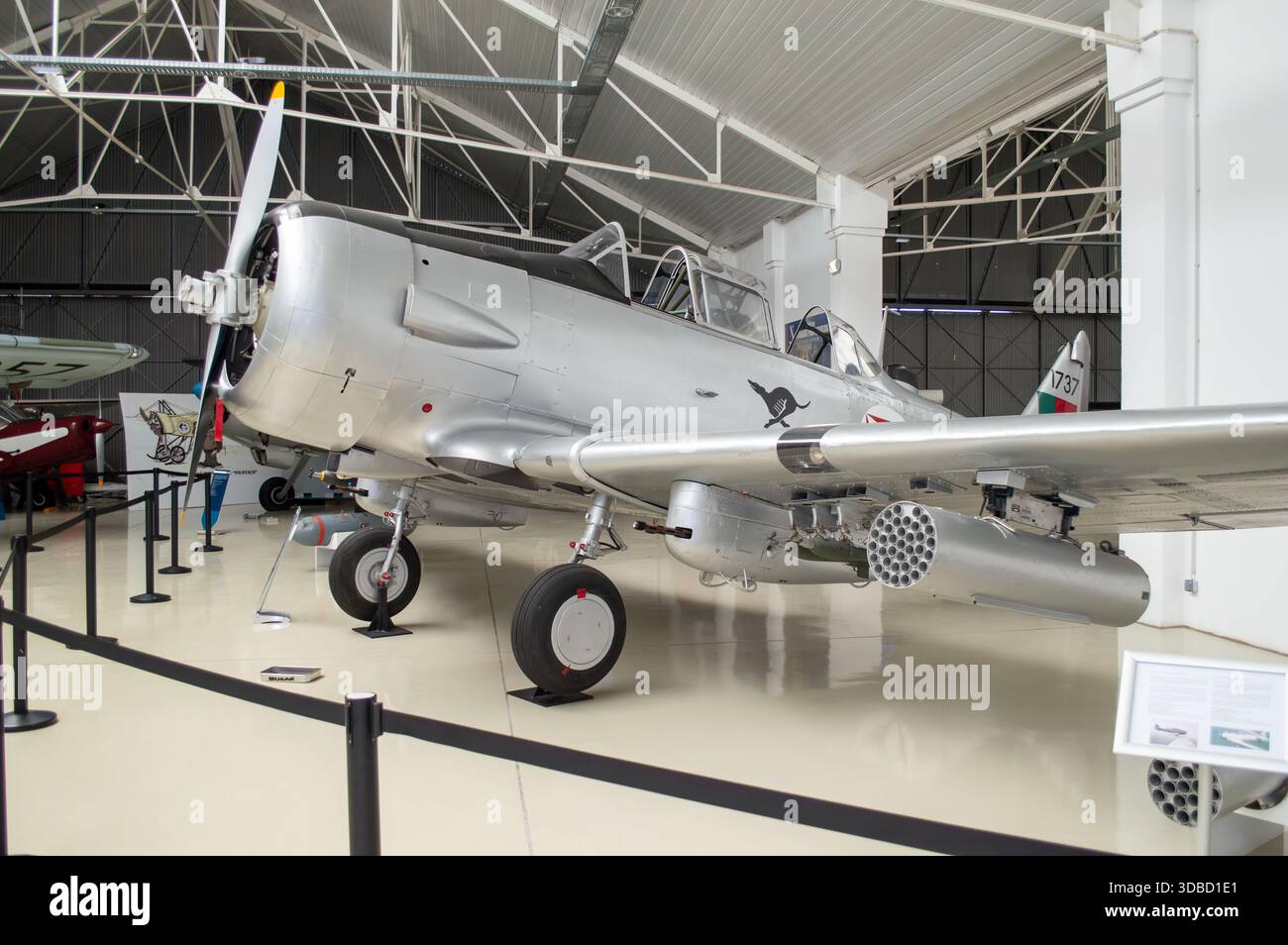 Sintra, Portugal - 26. September 2025. Avión de Combat Clásico North American T-6 Texan de la Fuerza Aérea Portuguesa expuesto en el Museo do AR de S Stockfoto