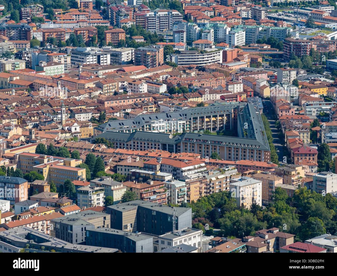 Der Wohnkomplex des Dreiecks befindet sich inmitten von Terrakottadächern im modernen Unterstadtviertel von Bergamo. Stockfoto