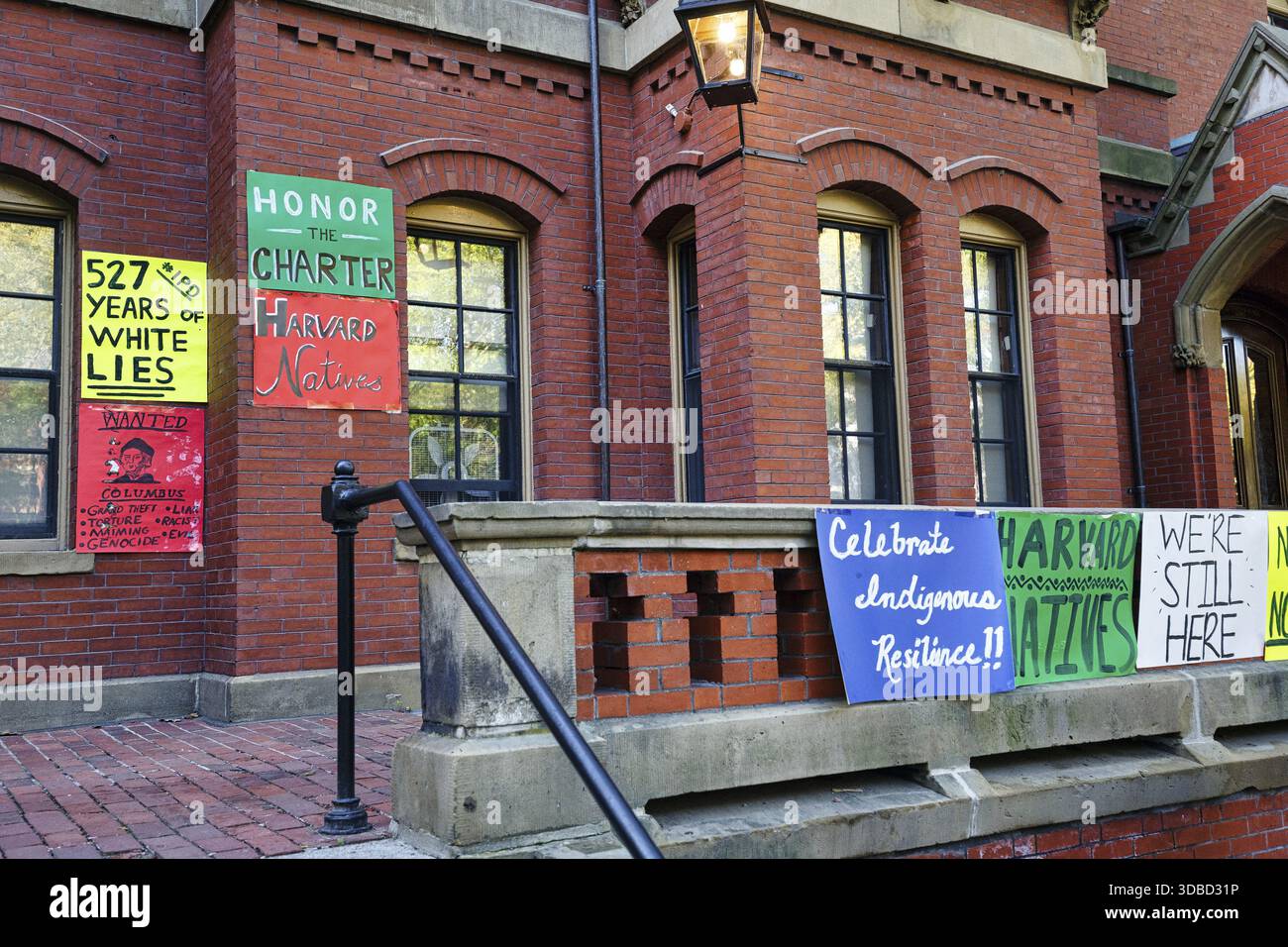 Plakate, Protestaktionen, Tag der indigenen Völker im Oktober, Geschichte und Kultur, Rechte der indigenen Bevölkerung, Gedenktag, Kolumbus-Tag, Harvard University Stockfoto
