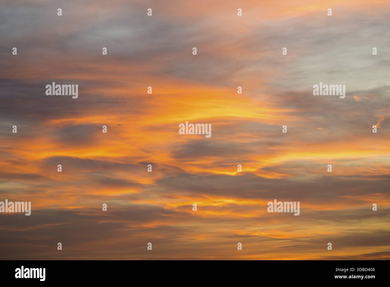Dramatischer Abendhimmel mit leuchtend orangen Wolken in sanften Pastelltönen, Baden-Württemberg, Deutschland Stockfoto