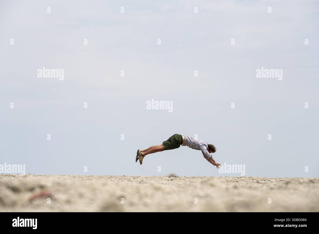 Abstrakt, Mann springt horizontal an der Etosha-Pfanne, Salzpfanne, Etosha-Nationalpark, Namibia Stockfoto
