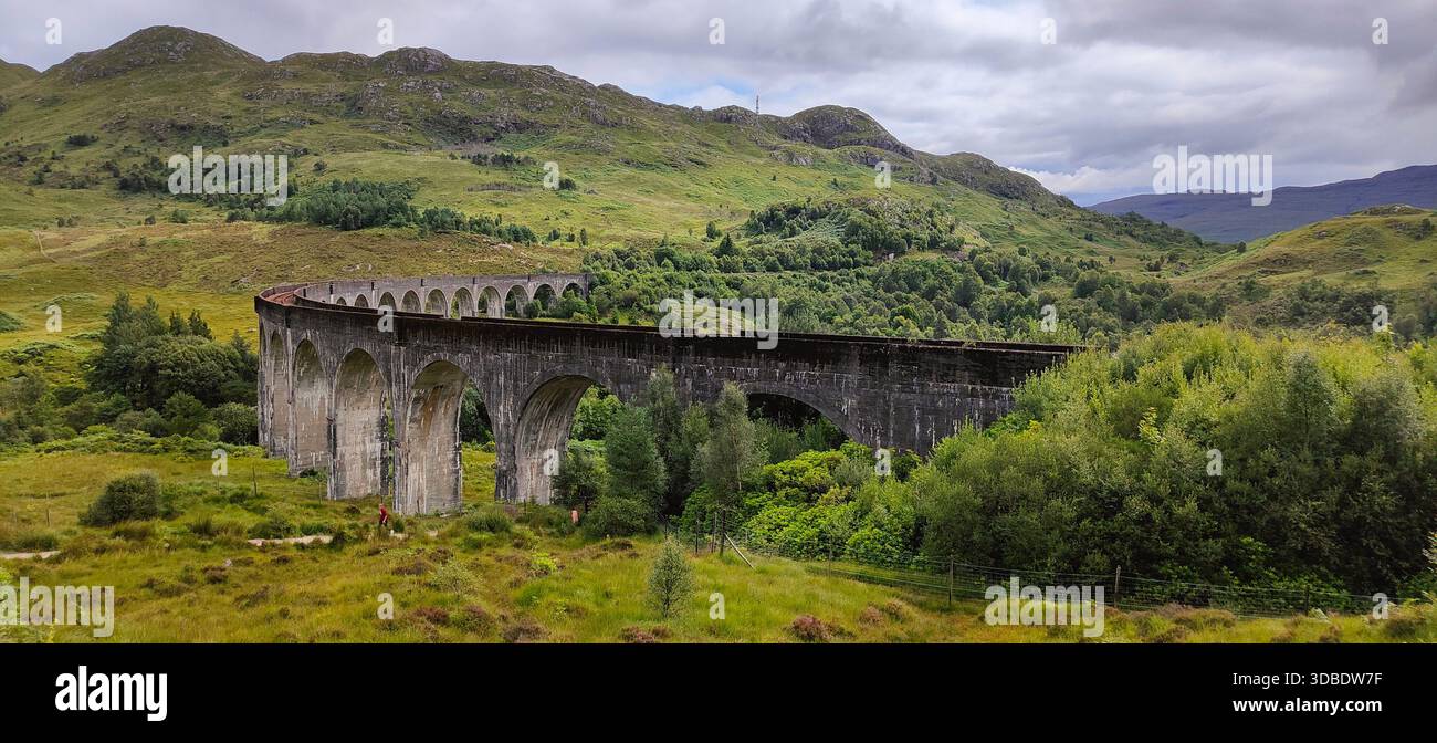 Ein atemberaubender Blick auf das legendäre Glenfinnan Monument in den schottischen Highlands, berühmt aus der Harry-Potter-Saga, inmitten einer majestätischen Landschaft. Stockfoto