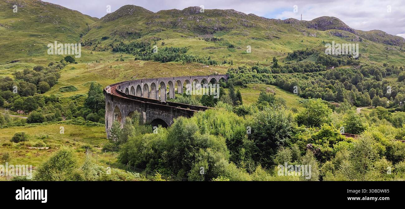 Ein atemberaubender Blick auf das legendäre Glenfinnan Monument in den schottischen Highlands, berühmt aus der Harry-Potter-Saga, inmitten einer majestätischen Landschaft. Stockfoto