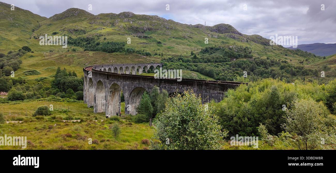 Ein atemberaubender Blick auf das legendäre Glenfinnan Monument in den schottischen Highlands, berühmt aus der Harry-Potter-Saga, inmitten einer majestätischen Landschaft. Stockfoto