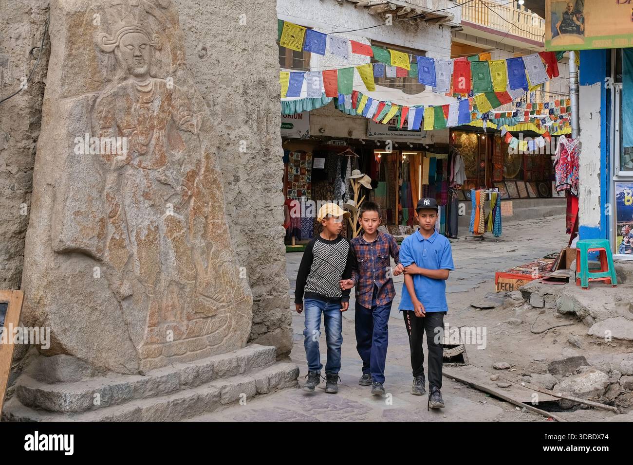 Teenager, die in der historischen Altstadt von Leh, Ladakh, Indien, auf einer Straße spazieren gehen Stockfoto
