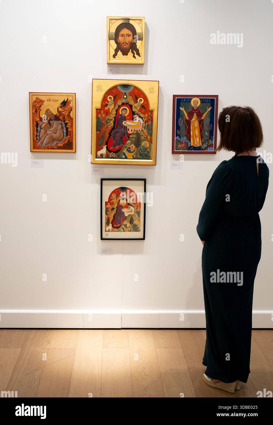 Die Absolventin Heather Pollington mit ihren Kunstwerken bei einer Ausstellung für die King's Foundation's School of Traditional Arts Icon Painting Programme in der Garrison Chapel in den Chelsea Barracks in London. Bilddatum: Montag, 15. Dezember 2025. Stockfoto