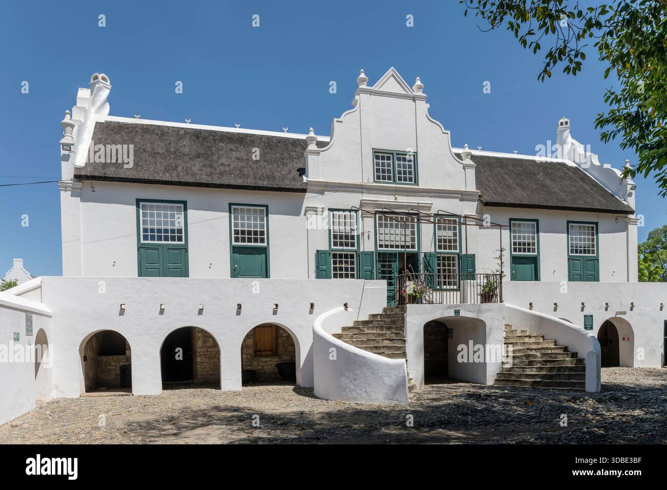 Stadtbild mit Fassade des Reinet House, Pfarrhaus der Niederländisch-Reformierten Kirche, aufgenommen im hellen Licht des späten Frühlings, Graaff-Reinet, Eastern Cape, South Afri Stockfoto