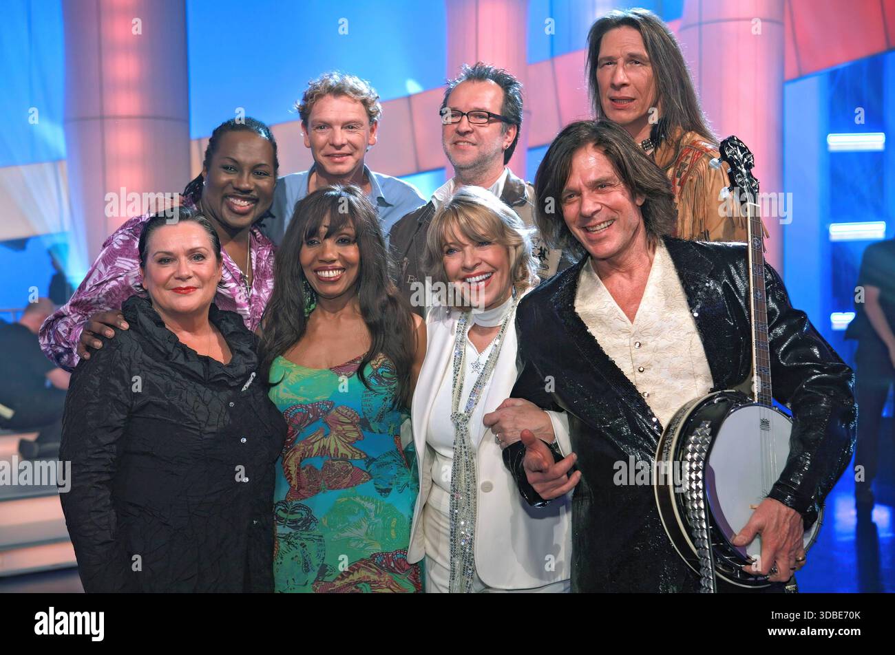 ARCHIV: Jürgen Drews Sänger Jürgen Drews mit Judy Archer und The Original Singers anläßlich der NDR-Fernsehshow Schlagerfest der Schaubude , 2008 ARCHIVAUFNAHME, Datum geschätzt 202512JWM0056 *** ARCHIV Jürgen Drews Singer Jürgen Drews mit Judy Archer und die Original Singers anlässlich der NDR-Fernsehshow Schlagerfest der Schaubude , 2008 ARCHIVAUFM00512ME, Datum Stockfoto
