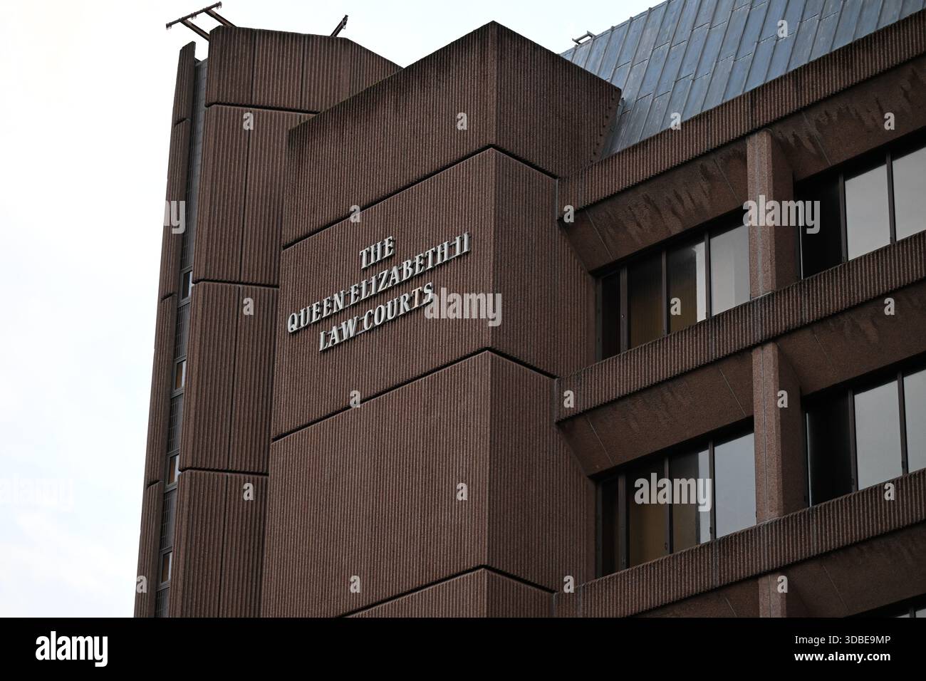 Eine allgemeine Ansicht des Liverpool Crown Court vor der Verurteilung von Paul Doyle wegen 31 Straftaten der schweren Verletzung von Menschen durch das Anstoßen von Fußballfans, die die Siegerparade von Liverpool am 26. Mai feierten. Doyle, 54, gab zu, gefährliches Fahren, Affray, 17 Anklagen wegen versuchten, ernsthaften Körperschaden (GBH) mit Absicht zu verursachen, neun Anklagen wegen Verursachung von GBH mit Absicht und drei Anschuldigungen wegen Verwundung mit Absicht. Bilddatum: Dienstag, 16. Dezember 2025. Stockfoto