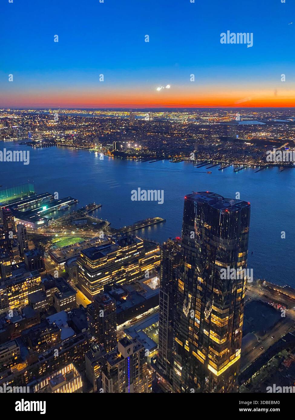 Ein Sonnenuntergang in New York City mit einem ätherischen, purpurroten Sonnenuntergang. Mit der West Side und dem Hudson River, neben Jersey City. - Smartphone-aufgenommenes Stockfoto