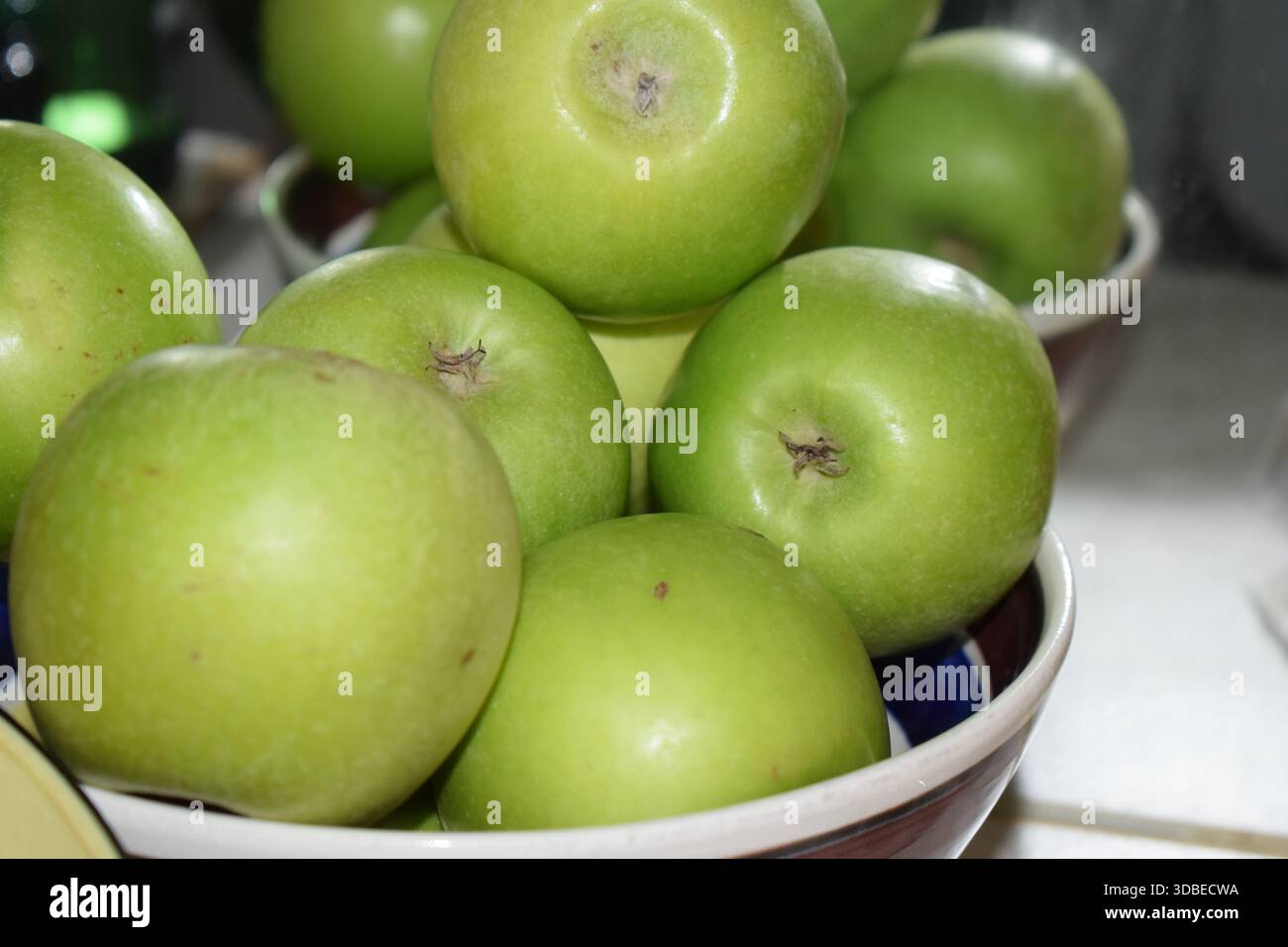 Äpfel in eine Schüssel geben Stockfoto
