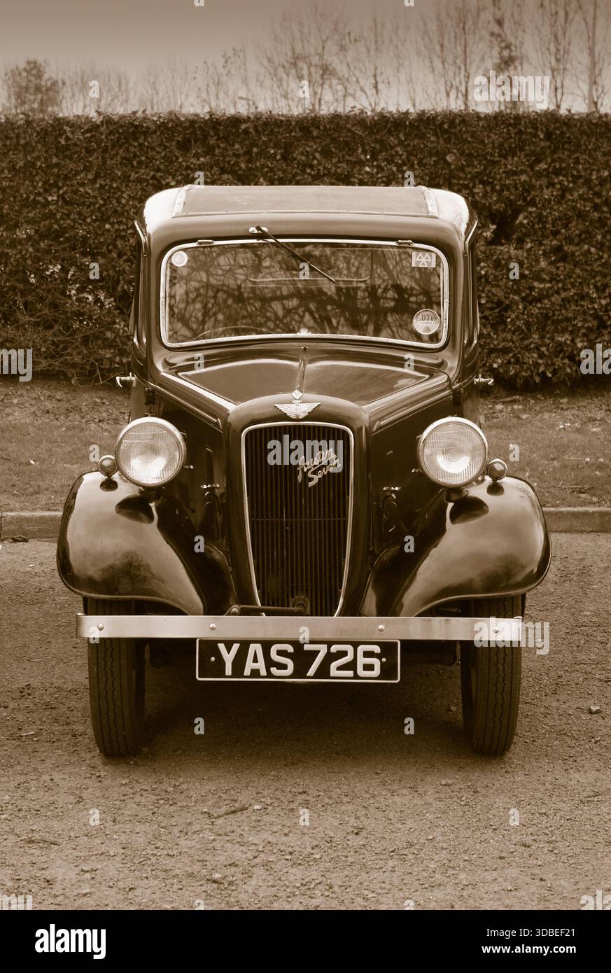 Eine Oldtimer-Limousine von Austin Seven, sepiafarben, bei einer Oldtimer-Rallye in Großbritannien Stockfoto