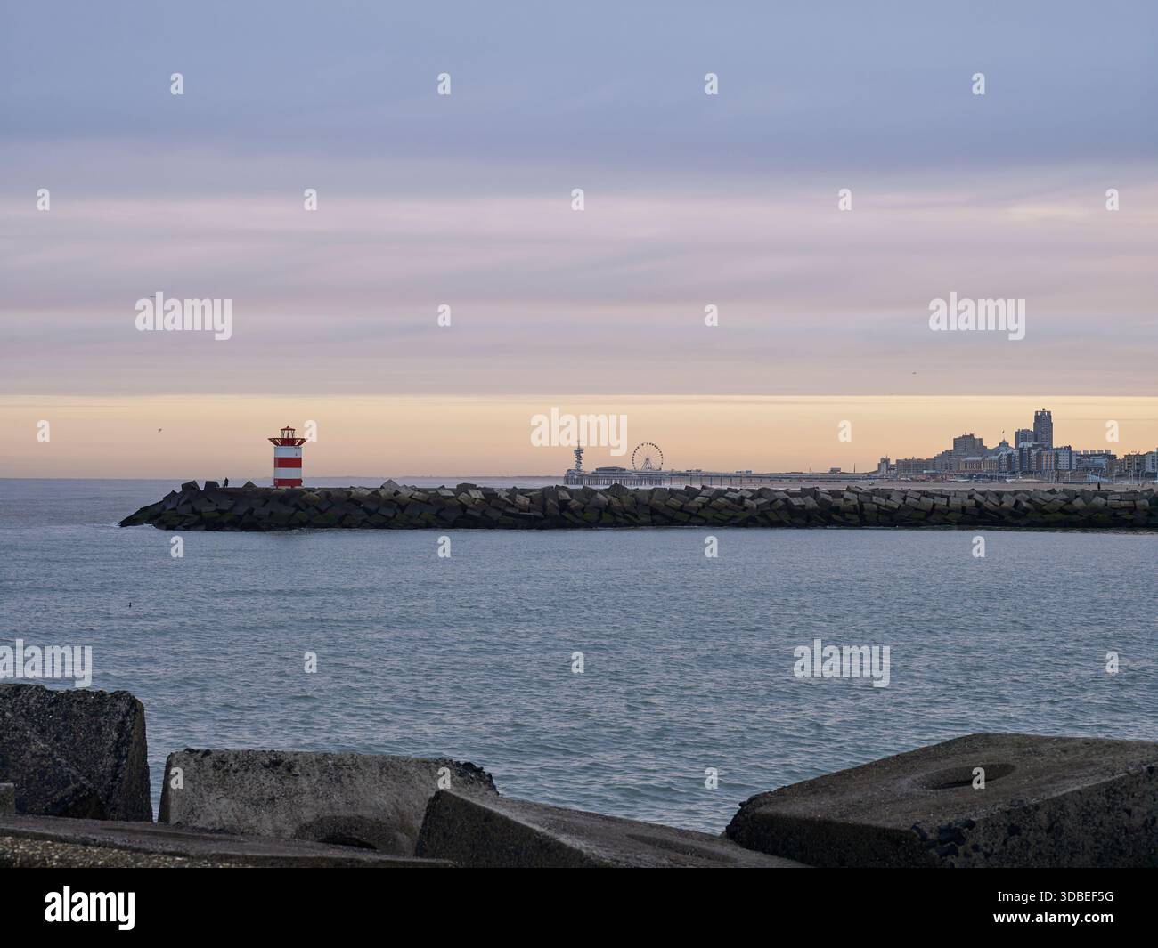 Blick vom südlichen Pier zum nördlichen Pier von Scheveningen, den Haag, Niederlande. Stockfoto