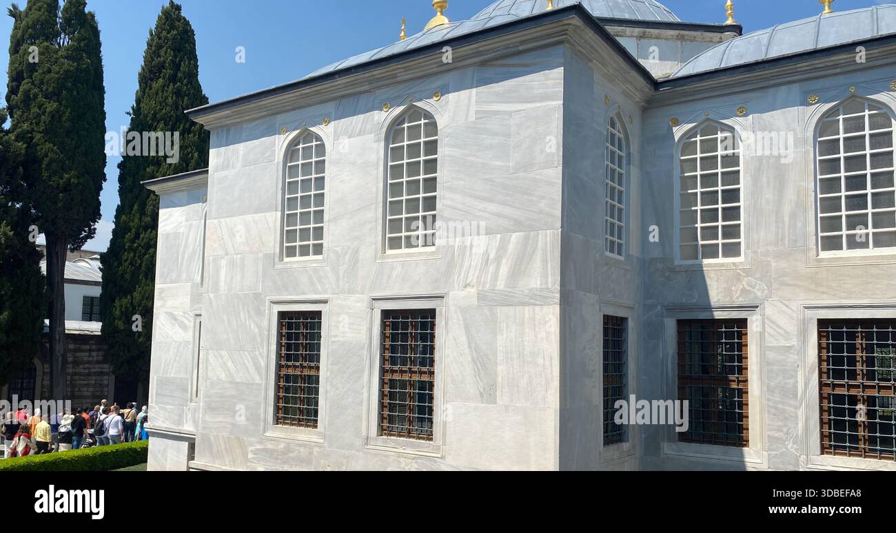 Ein historischer osmanischer Innenhof im Herzen von Istanbul, während der Hauptsaison. - Smartphone-aufgenommenes Stockfoto