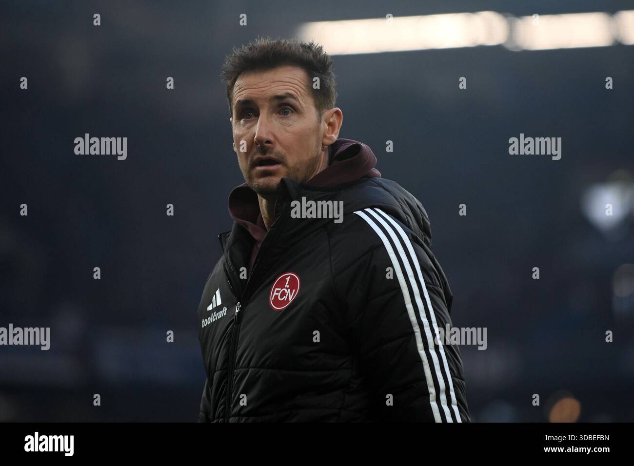 Fußball; Spieltag 16; 2. Bundesliga; Saison 2025/2026; Schalke 04 gegen den FC Nürnberg am 14.12.2025 in Gelsenkirchen. UBz: 99 Trainer Miroslav Klose, 1. FC Nürnberg. Stockfoto