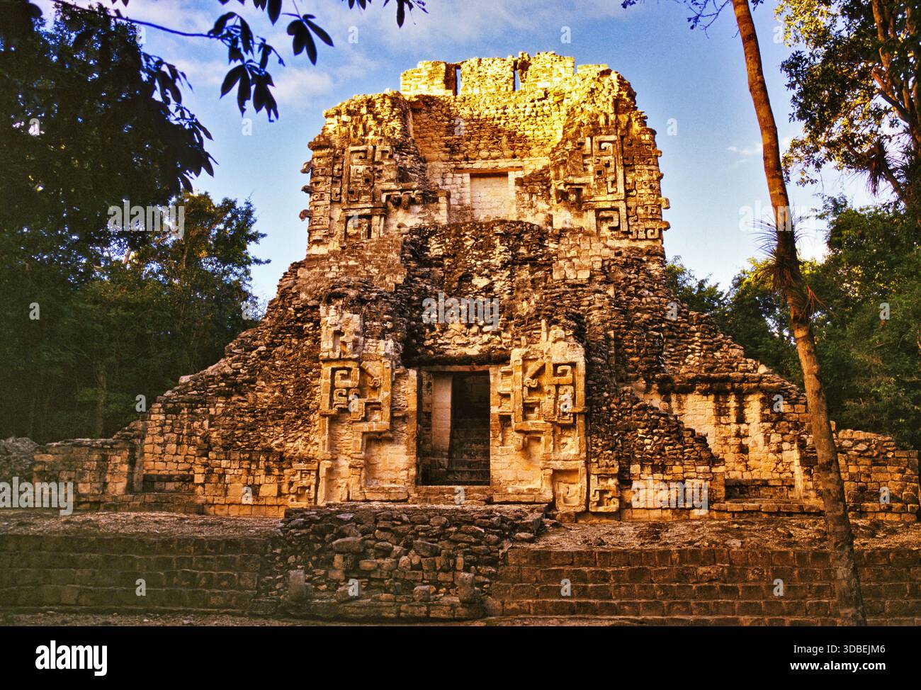 Edificio XX in Grupo D, Maya-Ruinen, Rio Bec Stätten, in Chicanna, Bundesstaat Campeche, Yucatan Halbinsel, Mexiko Stockfoto