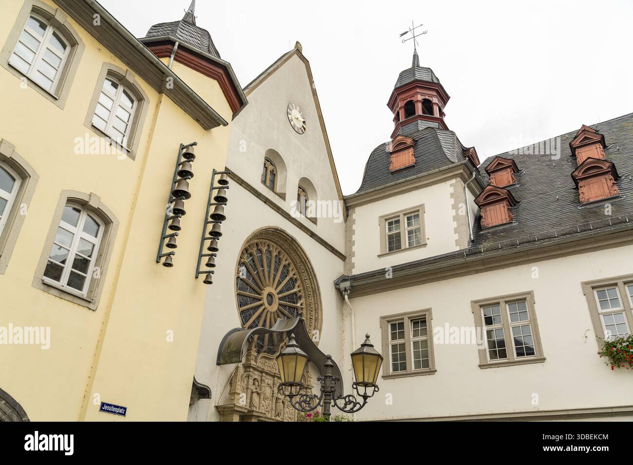 Sehen Sie die Stadtkirche am Jesuitenplatz mit verzierten Fenstern und einem Uhrenturm, Koblenz, Rheinland-Pfalz, Deutschland. Stockfoto