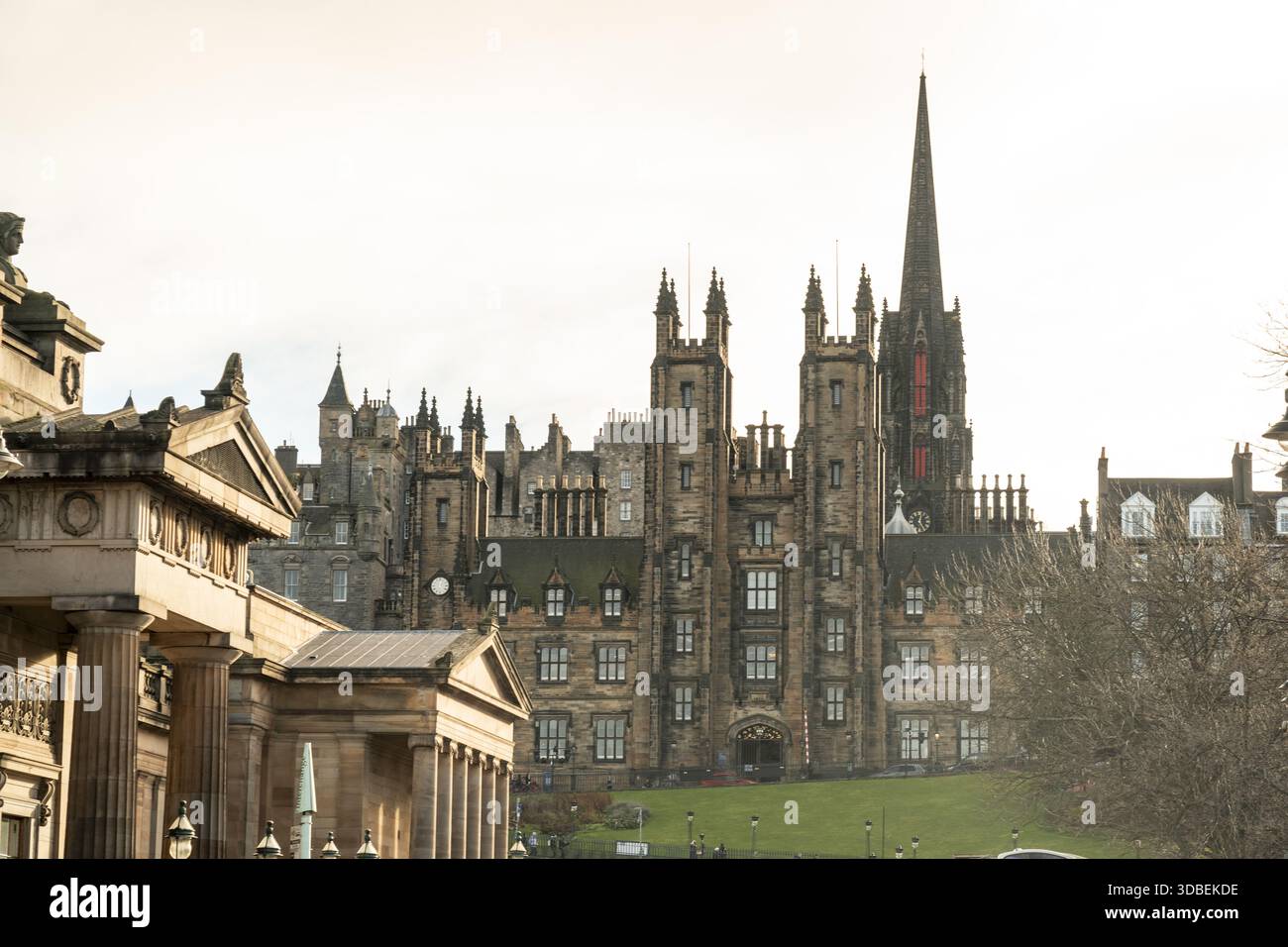 Der Blick auf die Versammlungshalle und die Steingebäude erhebt sich majestätisch mit Türmen und komplizierten Details vor einem weichen Himmel, die Geschichte und Architektur verschmelzen Stockfoto