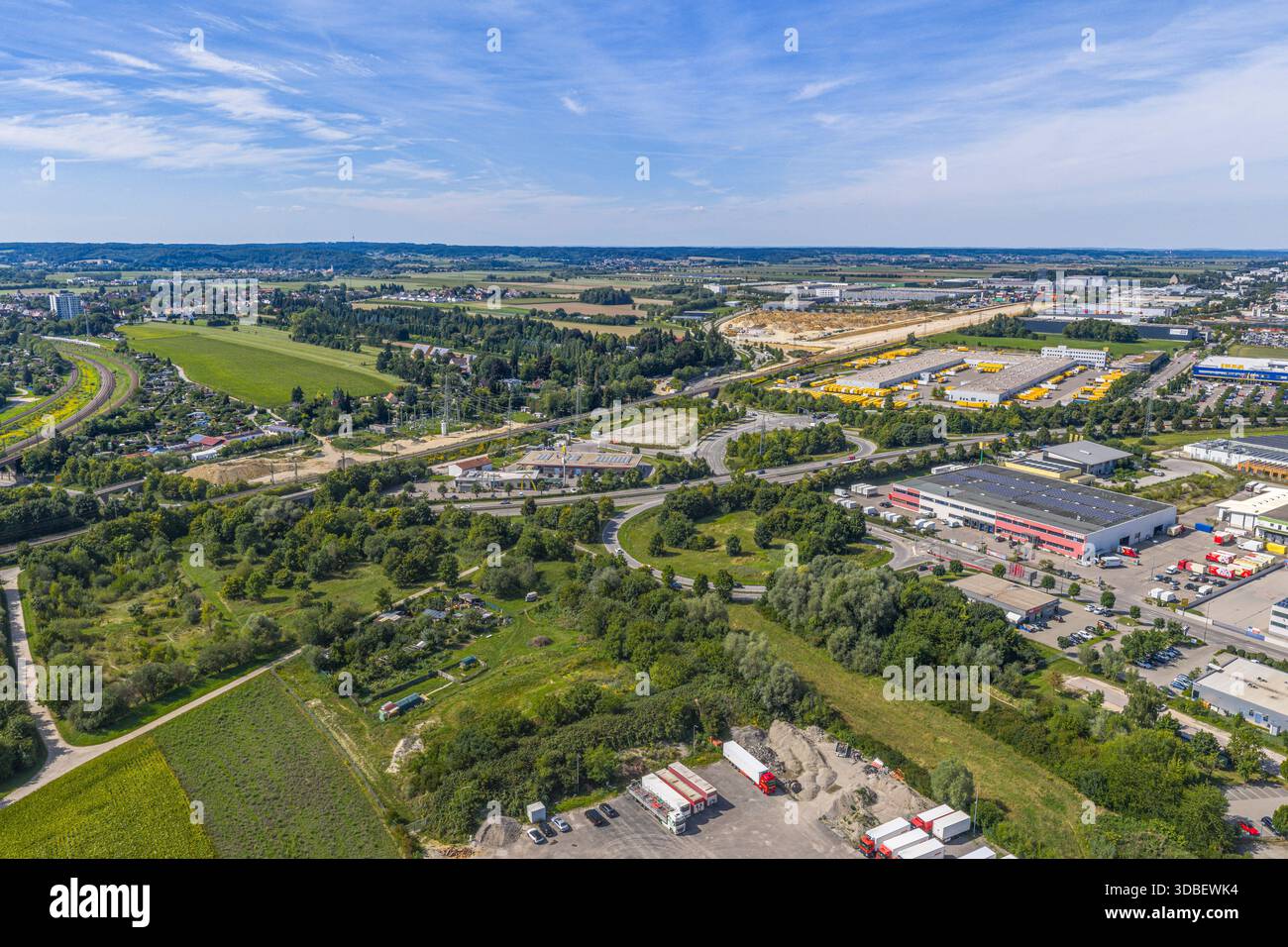 Augsburg – ein Blick aus der Vogelperspektive auf die Wohn- und Gewerbegebiete im nördlichen Oberhausener Stadtteil Stockfoto