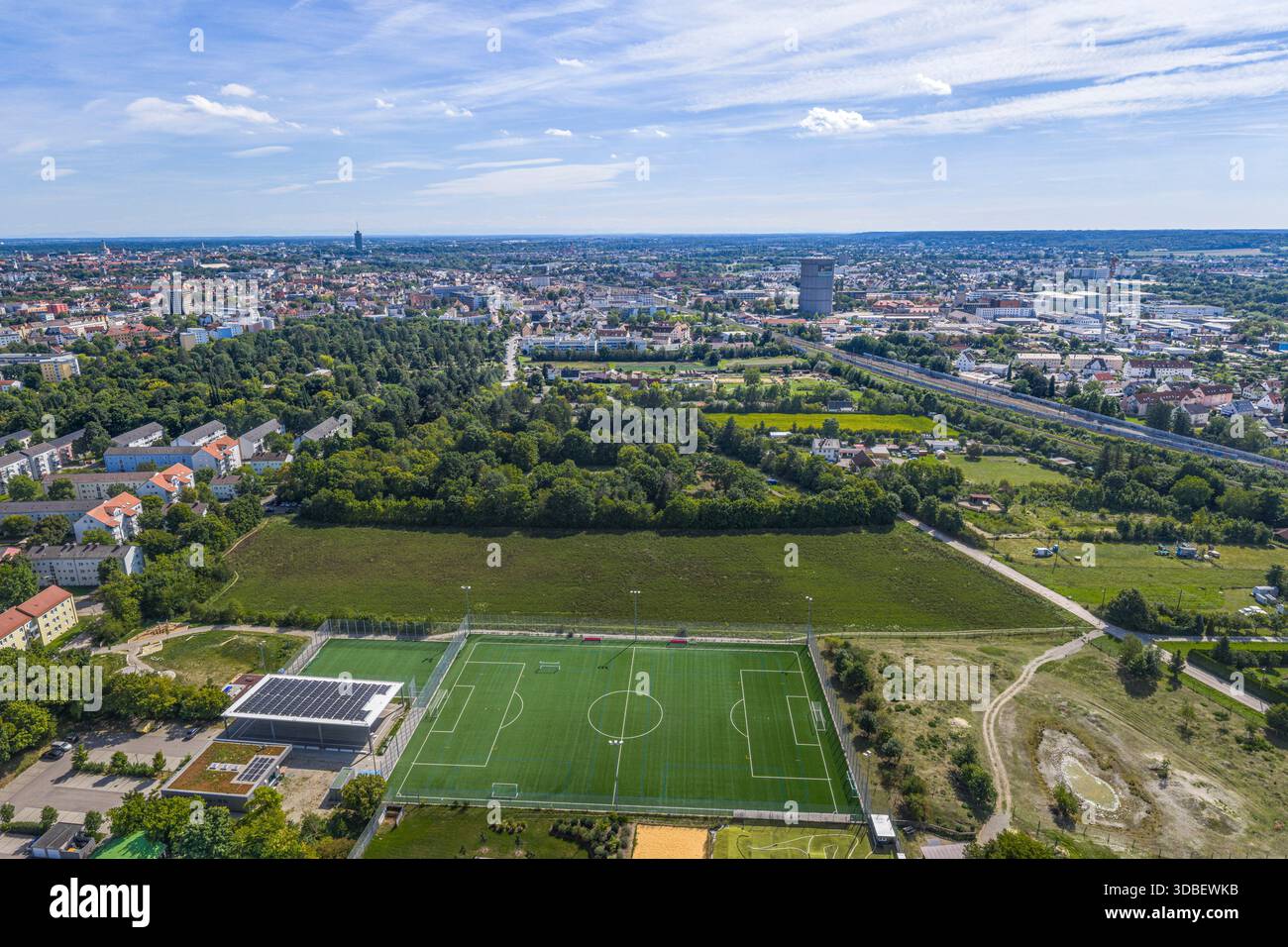 Augsburg – ein Blick aus der Vogelperspektive auf die Wohn- und Gewerbegebiete im nördlichen Oberhausener Stadtteil Stockfoto