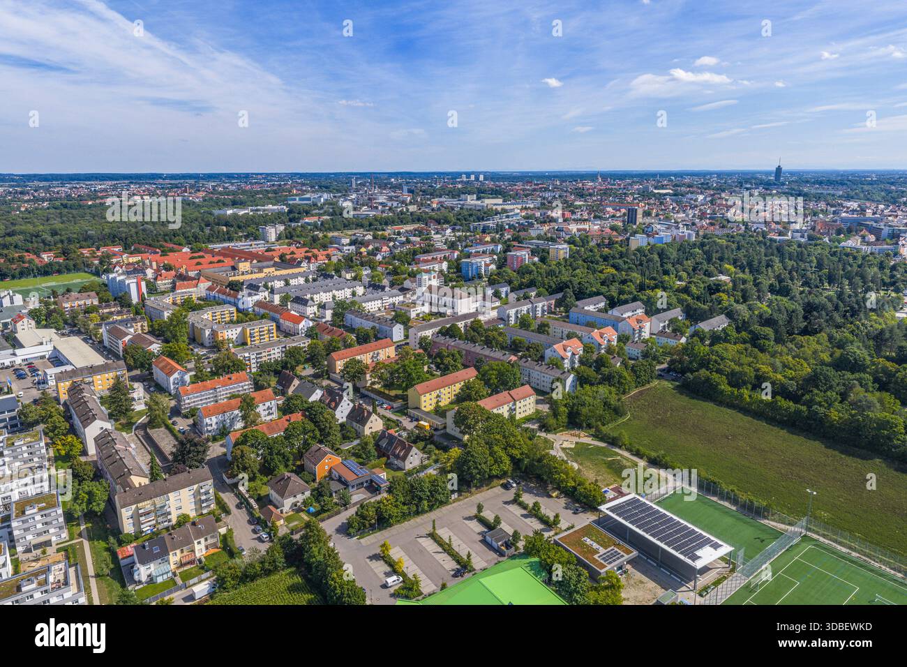 Augsburg – ein Blick aus der Vogelperspektive auf die Wohn- und Gewerbegebiete im nördlichen Oberhausener Stadtteil Stockfoto