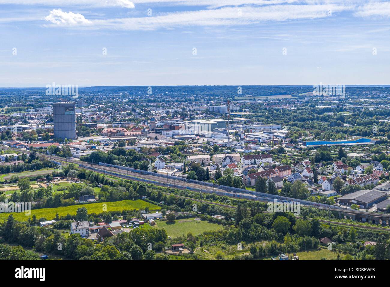 Augsburg – ein Blick aus der Vogelperspektive auf die Wohn- und Gewerbegebiete im nördlichen Oberhausener Stadtteil Stockfoto