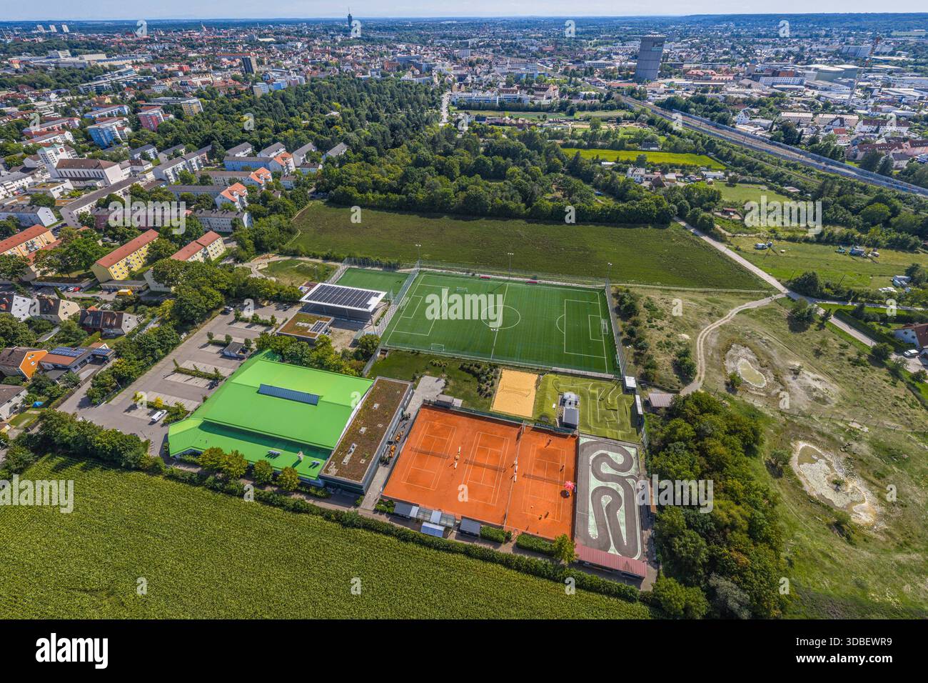 Augsburg – ein Blick aus der Vogelperspektive auf die Wohn- und Gewerbegebiete im nördlichen Oberhausener Stadtteil Stockfoto