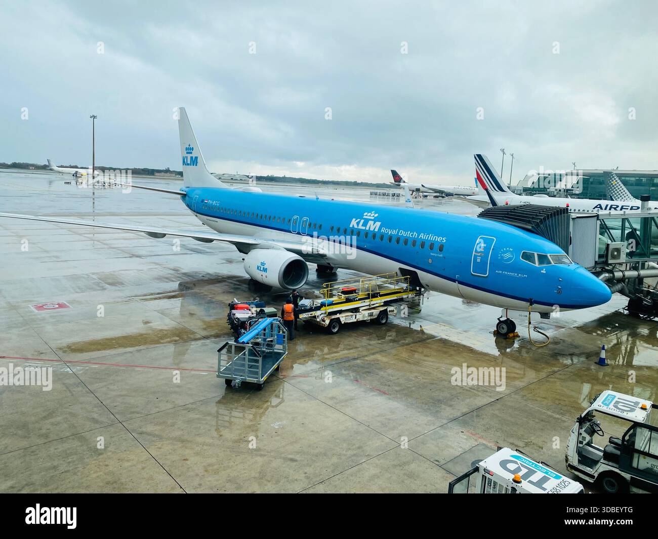 KLM Royal Dutch Airlines fliegt an einem regnerischen Tag am Flughafen Barcelona Stockfoto
