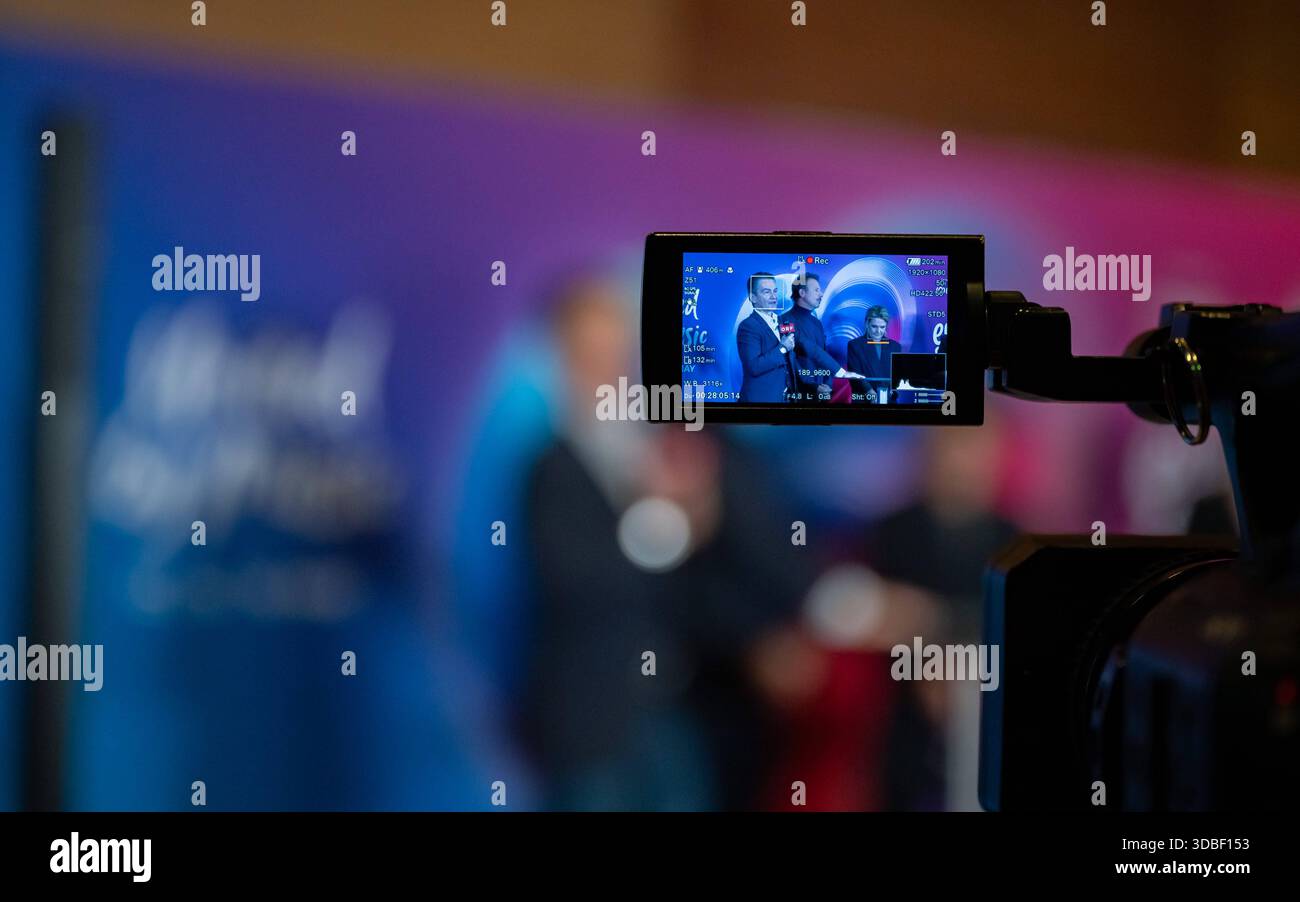 20251216 Eurovision Song Contest 2026 - ORF-Medienupdate WIEN, OESTERREICH - 16. DEZEMBER: Sujet - Symbolbild - Mediengespraech anlaesslich eines ORF Updates zum 70. ESC - Eurovision Song Contest vom 12. bis zum 16. Mai 2026 in Wien im Foyer der Halle F der Wiener Stadthalle am 16. Dezember 2025 in Wien, Oesterreich. 251216 SEPA 17 037 Copyright: XIsabellexOuvrardx SEPAxMedia Stockfoto